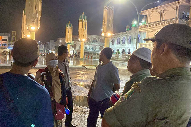 DAPAT BUKTI: Petugas gabungan Pemkot Pasuruan saat melakukan razia Ciki Ngebul di Alun-Alun Kota Pasuruan Jumat (20/1). (Muhamad Busthomi/Radar Bromo)