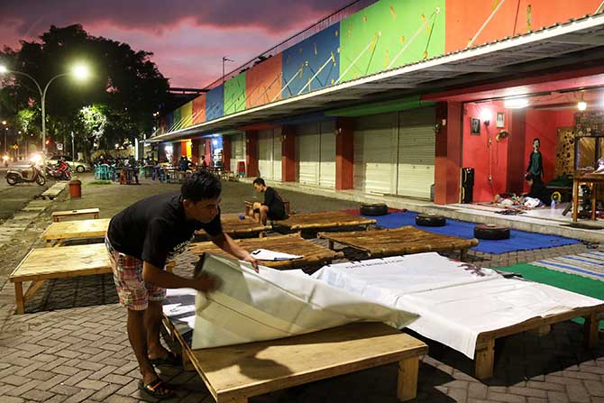 NAIK BERLIPAT: Deretan kios di Stadion Unsur Kota Pasuruan juga ditarget kenaikan harga sewa yang berlipat. (Mokhamad Zubaidillah/ Radar Bromo)
