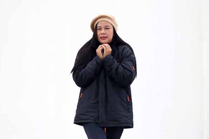 LINDUNGI TUBUH: Jaket maupun topi diperlukan untuk menjaga tubuh dari terpaan angin kencang maupun guyuran hujan. (Foto: M Zubaidillah/Jawa Pos Radar Bromo)