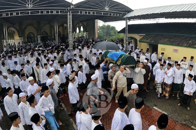Suasana saat keluarga, warga dan sejumlah santri lainnya mengantar jenazah korban untuk dikebumikan. (Mokhamad Zubaidillah/ Radar Bromo)