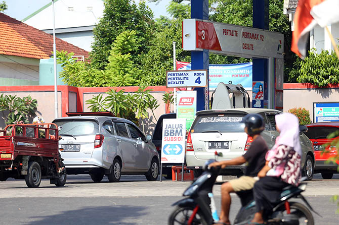 ANTRE: Sejumlah pengendara mengantre untuk mengisi BBM di salah satu SPBU di Kota Probolinggo. Sejauh ini, turunnya harga Pertamax tak banyak berpengaruh terhadap harga bahan pokok. (Dok. Radar Bromo)