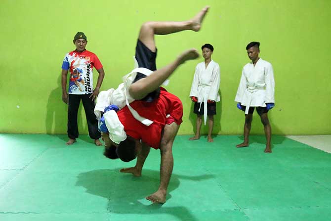 Dua atlet sambo Kota Pasuruan saat berlatih, beberapa waktu lalu. (Mokhamad Zubaidillah/ Radar Bromo)