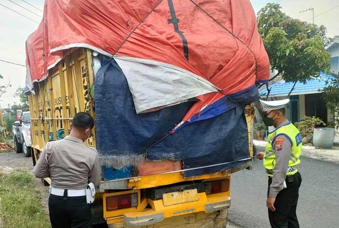 BB: Petugas mengamankan barang bukti truk yang menimpa pemotor di Purwosari. (Rizal Syatori/Radar Bromo)