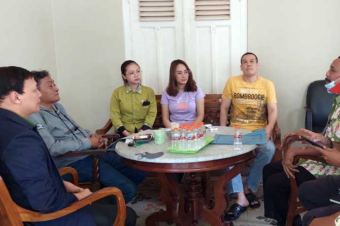 KLARIFIKASI: Kepala Disperin-Naker Kota Probolinggo Budiono Wirawan (kiri) bersama sejumlah pegawai menemui Owner Puk Ami-ami Roy Rianto Gunadi (kaus kuning), Kamis (19/1). (Arif Mashudi/Jawa Pos Radar Bromo)