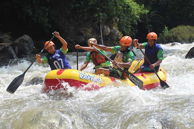 TUAN RUMAH: Atlet-atlet arung jeram Kabupaten Probolinggo saat berlaga di Kejurnas, akhir tahun lalu. Dalam ajang yang digelar di Sungai Pekalen Probolinggo itu, 2 emas dan 1 perak berhasil diraih. (Agus Faiz Musleh/ Radar Bromo)