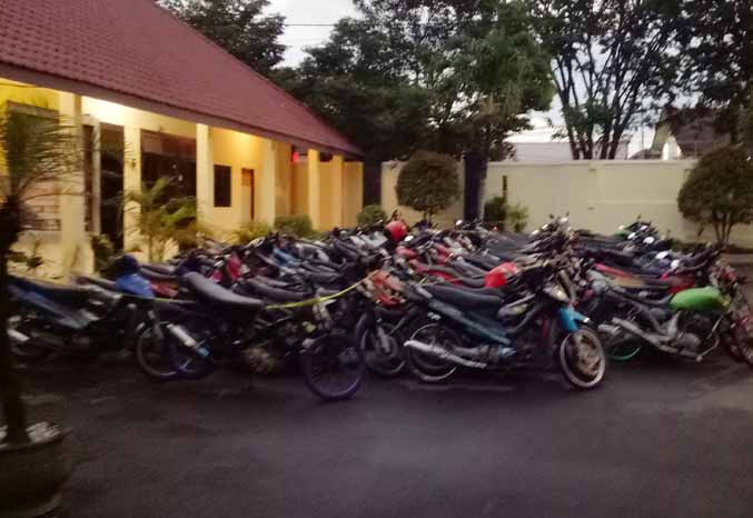 BANYAK: Motor yang diamankan polisi dari pelaku balap liar. Motor ini masih diamankan di Polres Pasuruan Kota. (Foto: M Rosyidi/Jawa Pos Radar Bromo)