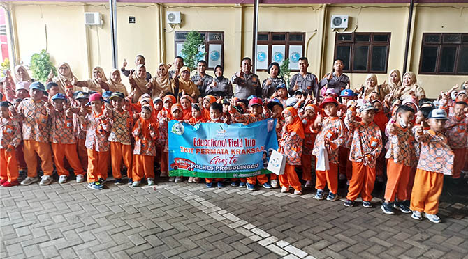 BERSAMA: Kepala TK IT Permata Kraksaan Anita Supristiwaningsih, S.Pd.I., M.M. bersama ustadah dan siswanya berfoto bersama anggota Satlantas Polres Probolinggo. (Jamaludin/Radar Bromo)