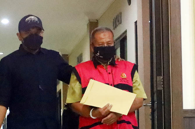 TERJERAT KORUPSI BOSDA: Mantan Kadisdikbud Kota Probolinggo M Maskur saat mengenakan rompi tahanan. (Dok. Radar Bromo)