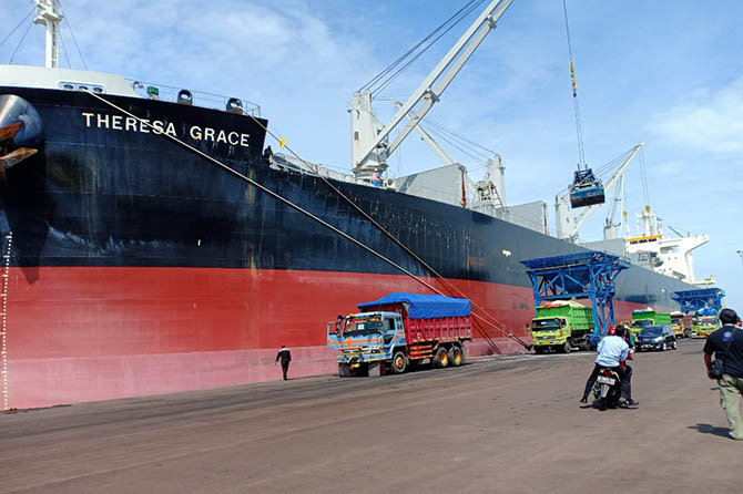 POTENSIAL: Aktivitas bongkar muat di Pelabuhan Probolinggo. (Dok. Radar Bromo)