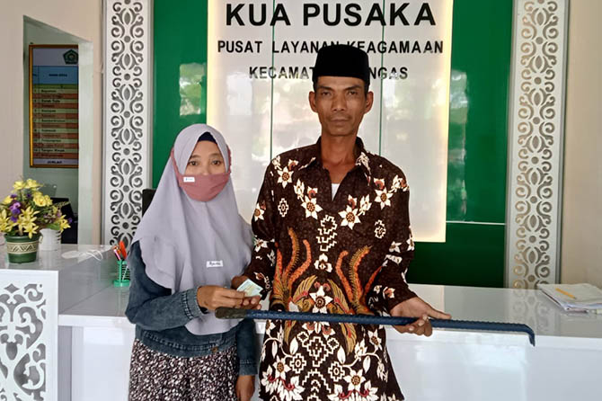 SAH: Samsul Mukmin menyerahkan mahar berupa linggis dan uang Rp 100 ribu kepada istrinya, Sumiati. (Istimewa)