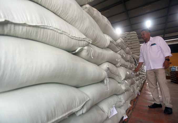 MASIH AMAN: Stok beras di gudang milik Bulog yang diprediksi aman sampai musim panen raya. (Foto: Dok. Radar Bromo)
