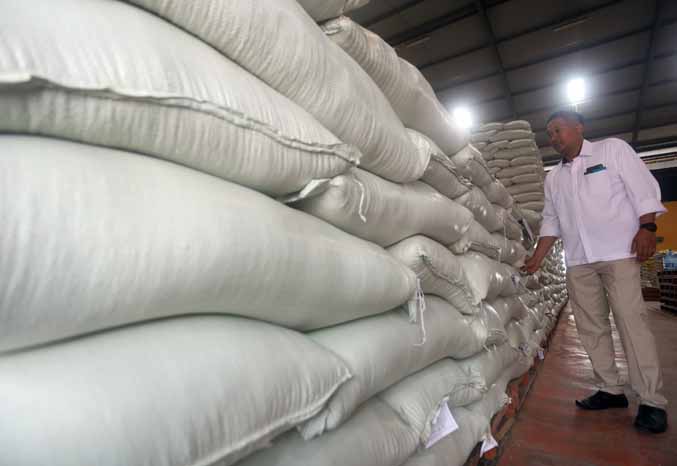 STOK AMAN: Tumpukan beras di gudang Bulog. (Foto: Zainal Arifin/Jawa Pos Radar Bromo)
