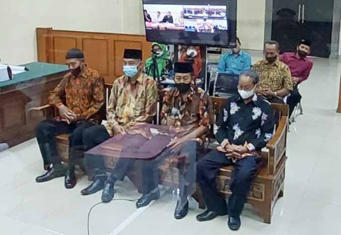 HAMPIR TAHAP AKHIR: Empat terdakwa kasus korupsi pengadaan LKS saat duduk di kursi pesakitan di pengadilan tipikor beberapa waktu lalu. (Foto: dok Jawa Pos Radar Bromo)