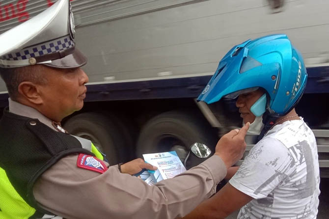 BERBAHAYA: Polisi menemukan pengendara motor menggunakan HP. Tindakan tersebut cukup berbahaya karena mengurangi konsentrasi dalam berkendara. (Foto: Satlantas Polres Probolinggo for Jawa Pos Radar Bromo)
