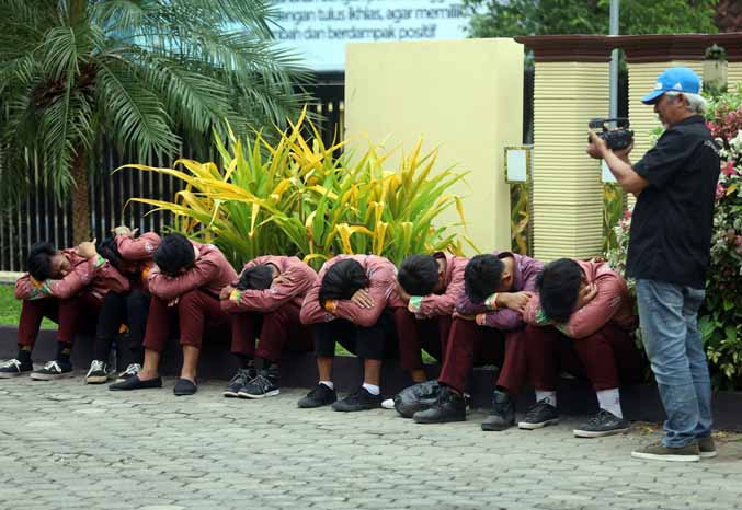 KENAKALAN REMAJA: Sejumlah pelajar mendapatkan pembinaan di Mapolres Probolinggo Kota lantaran hendak terlibat tawuran. (Foto: dok Jawa Pos Radar Bromo)