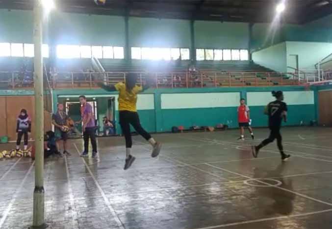 LEBIH AWAL: Sejumlah atlet voli Kabupaten Probolinggo mengikuti seleksi di GOR Sasana Krida beberapa waktu lalu. (Foto: Istimewa)