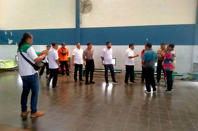 SURVEI: Tim saat meninjau salah satu GOR di Kota Probolinggo, beberapa waktu lalu. (Rizky Putra Dinasti/Radar Bromo)