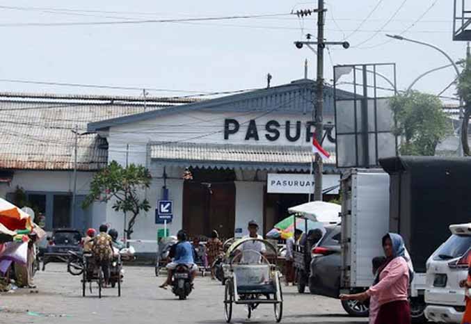 LEBAR: Jalan akses menuju Stasiun Kota Pasuruan dibersihkan dari bangunan liar dan para pedagang sehingga terlihat lebih luas untuk penataan parkir. (Foto: M Zubaidillah/Jawa Pos Radar Bromo)