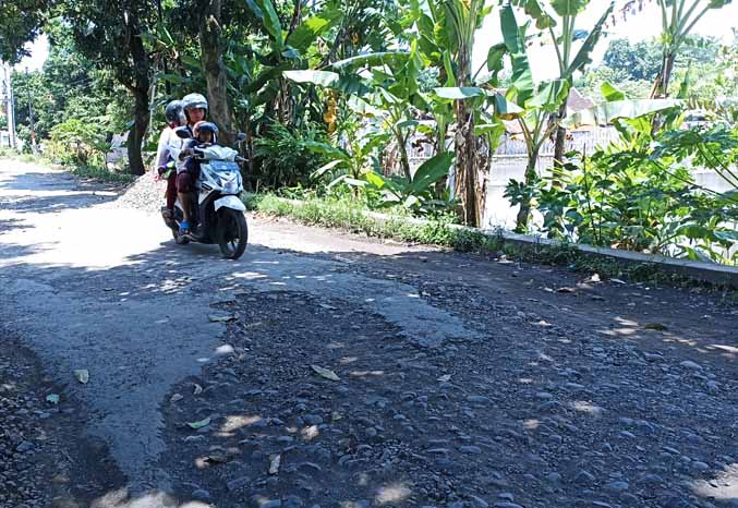 SEGERA DIPERBAIKI: Pengendara motor melintas di jalan desa di Dusun Karangtengah, yang akan diaspal tahun ini pada tahap pertama. (Foto: Jamaluddin/Jawa Pos Radar Bromo)