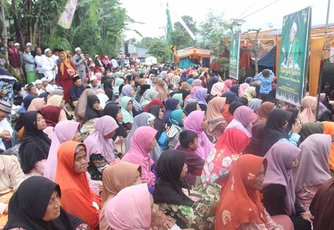 MEMBELUDAK: Para jamaah dengan khusuk mengikuti rangkaian munajat kubro dengan duduk di aspal dan tanah. (Foto: Jamaluddin/Jawa Pos Radar Bromo)