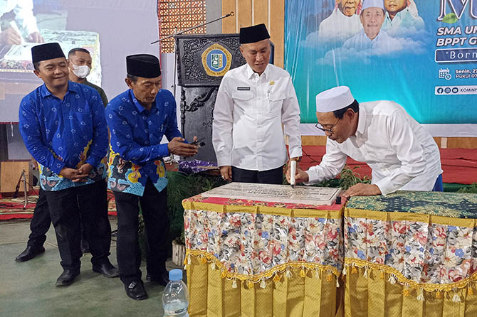 PERESMIAN: K.H. Moh. Hasan Mutawakkil Alallah, S.H., M.M. dan Dr. Ir. H. Wahid Wahyudi menandatangani Prasasti Peresmian Sekolah Berbasis Pesantren.