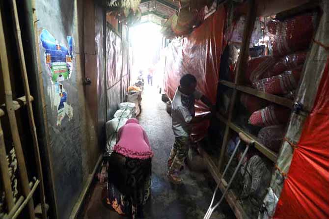 SEGERA PINDAH: Pedagang di tempat penampungan sementara. Mereka akan dipindah ke gedung Pasar Baru yang sudah siap ditempati. (Foto: Zainal Arifin/Jawa Pos Radar Bromo)