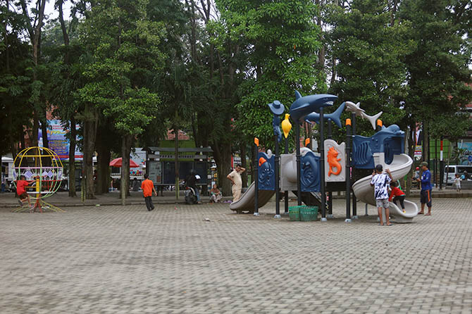Sejumlah bocah menikmati salah satu permainan di Alun-alun Kota Probolinggo. (Zainal Arifin/Jawa Pos Radar Bromo)