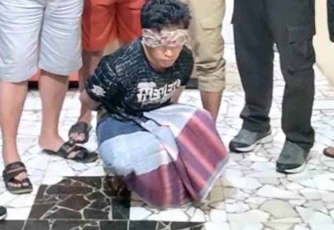 TAK BERKUTIK: Sari (ditutup) saat diamankan polsek Tiris. (Foto: Polsek Tiris for Jawa Pos Radar Bromo)