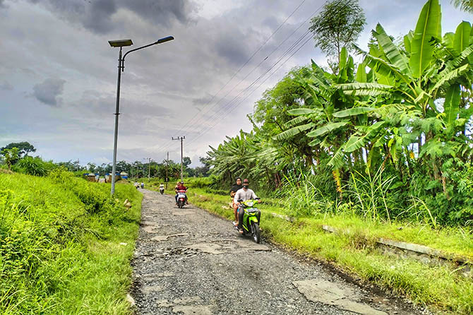 SEGERA DIBANGUN: Sejumlah warga melintas di Jalan Dusun Janten. Ruas jalan ini akan segera diaspal dan ditambah PJU. (Foto: Achmad Arianto/Jawa Pos Radar Bromo)