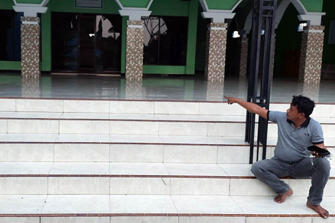 LOKASI KEJADIAN: Purwandito, berada di Masjid Raudlotul Muttaqin di lingkungan SMKN 4 Kota Probolinggo, yang menjadi lokasi pencurian kotak amal, Minggu (19/2). (Rizky Putra Dinasti/Jawa Pos Radar Bromo)