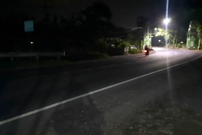 MINIM PENERANGAN: Jalan Ir. Sutami di Kelurahan Kedunggaleng, Kecamatan Wonoasih, salah satu titik JLS di Kota Probolinggo yang minim penerangan saat malam. (Fahrizal Fimani/Jawa Pos Radar Bromo)