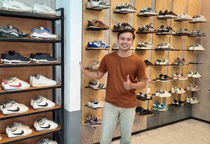 TAK GANGGU KEDINASAN: Briptu Cahyo Sugito di toko sepatu bekasnya. (Foto: Fahrizal Firmani/Jawa Pos Radar Bromo)