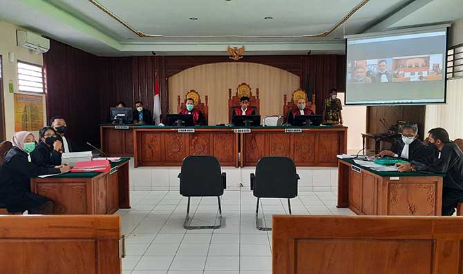 CARI KEADILAN: Majelis Hakim PN Probolinggo, menyidangkan kasus dugaan penggelapan dalam jabatan dengan terdakwa Welly Sukarto. (Fahrizal Firmani/Jawa Pos Radar Bromo)