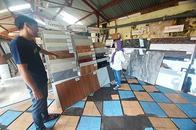 SUPERLENGKAP: Keramik berbagai merek dengan variasi ukuran dan desain saat ini ditawarkan supermurah dalam Promo Mega Sale Awal Tahun di GI Keramik. (Erri Kartika/Radar Bromo)