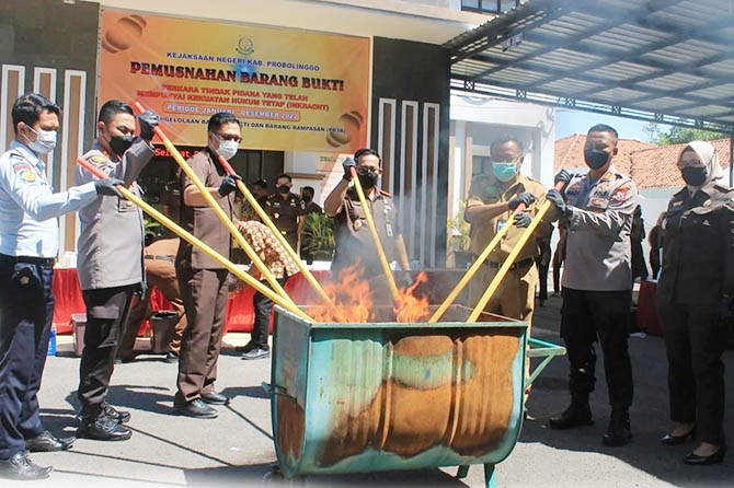 BARANG BUKTI: Kejari Kabupaten Probolinggo memusnahkan barang bukti beberapa waktu lalu. Kali ini Kejari akan melelang barang bukti yang sudah dirampas di KPKNL. (Dok. Jawa Pos Radar Bromo)
