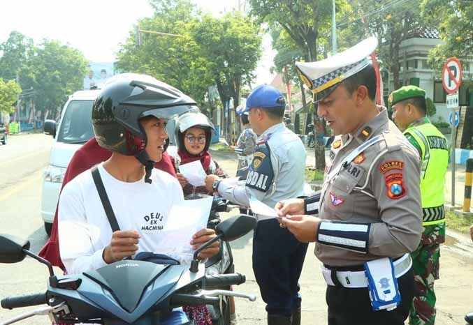 CEK KELENGKAPAN: Anggota Satlantas Polres Probolinggo melakukan Operasi Semeru di Jalan raya Kraksaan. Baru tiga hari sudah ratusan pelanggar terjaring. (Foto: dok Jawa Pos Radar Bromo)