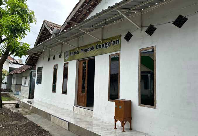 MASIH DIPERTAHANKAN: Sebagian bangunan di Ponpes Cangaan adalah bangunan lawas. Tapi sebagian lagi sudah dimodernisasi. (Foto : Iwan Andrik/Jawa Pos Radar Bromo)