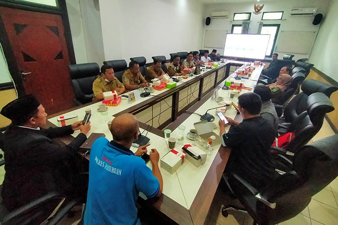 Suasana hearing lahan tanah hutan di DPRD Kabupaten Pasuruan, Senin (13/2). (Iwan Andrik/Radar Bromo)