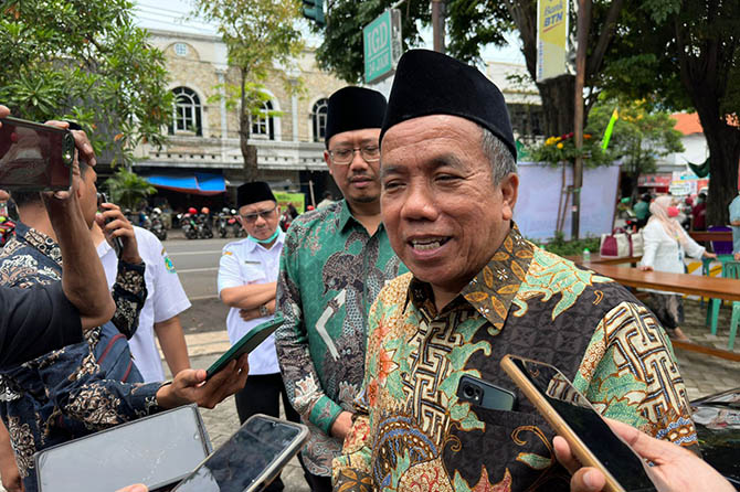 Wabup Pasuruan Mujib Imron saat dimintai keterangan. (Istimewa)