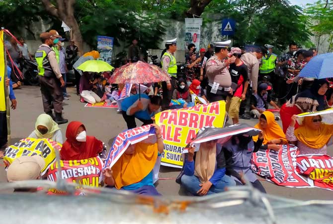 Sejumlah warga Mojoparon saat menggelar aksi di depan pabrik minuman ale-ale di Bangil, Kabupaten Pasuruan, Kamis (23/2). (Iwan Andrik/ Radar Bromo)