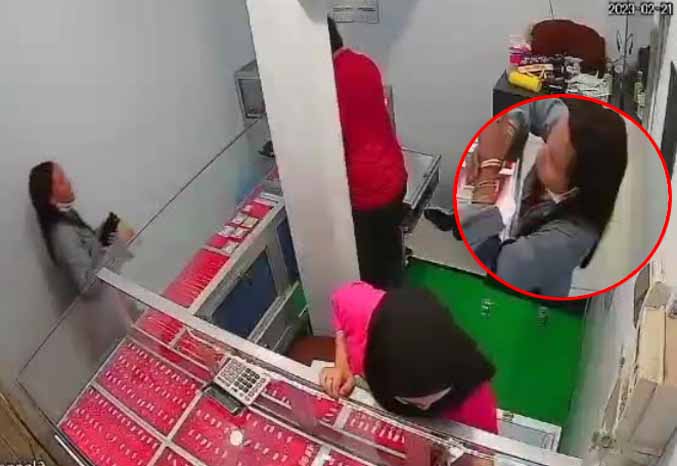 LICIN: Terduga pencuri gelang emas di Wonorejo yang terekam CCTV. (Foto: Scresnshot)