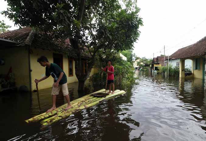 KORBAN SUNGAI: Genangan air bah dari luapan Sungai Rejoso membanjiri perkampungan rumah warga Desa Rejoso Lor pada Senin (13/2). (Foto: M Zubaidillah/Jawa Pos Radar Bromo)