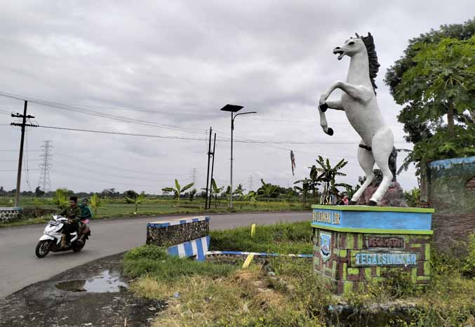 PENANDA: Sebuah patung kuda yang dibangun sebagai tetenger wilayah Desa Bulujaran. Desa dengan cerita sekelompok pengembara yang pernah melintas dan menetap. (Foto : Achmad Arianto/Jawa Pos Radar Bromo)