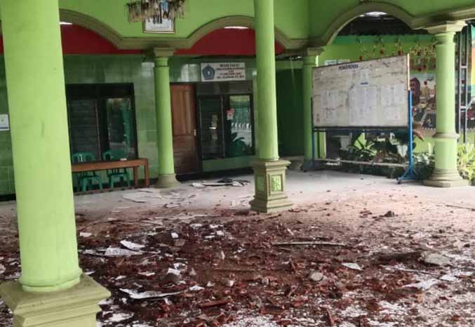 BERANTAKAN: Atap di pendapa Kelurahan Beji yang rusak usai hujan deras disertai petir terjadi Kamis (9/2) sore. (Foto: Istimewa)