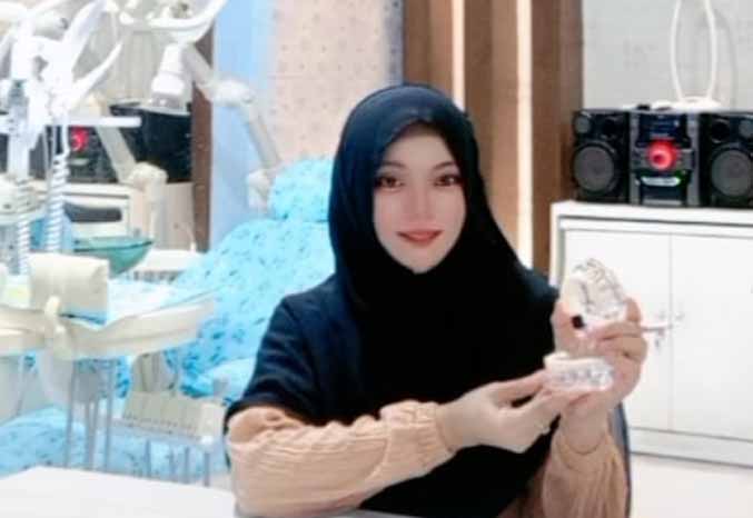 JALAN TERJAL: Dian Meiria di tempat praktiknya. Sebelum menjadi dokter, dia penuh perjuangan untuk mewujudkan cita-citanya. (Foto: Istimewa)