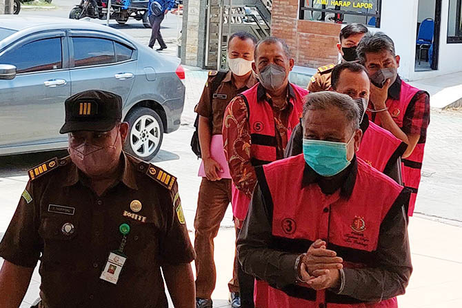 TOLAK TUNTUTAN: Para terdakwa kasus korupsi pengadaan LKS dari dana Bosda di Kota Probolinggo. (Dok. Radar Bromo)