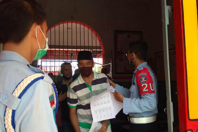 SAAT PANDEMI: Warga binaan di Lapas Probolinggo yang pernah dapat asimilasi. (Foto: dok Jawa Pos Radar Bromo)