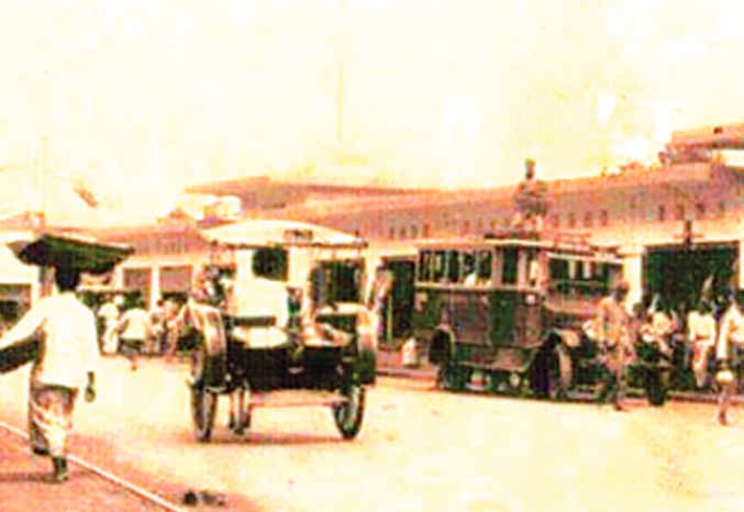 SUDAH RAMAI: Jalan akses Pasar Lama Probolinggo pada tahun 1930-an. Suasana Pasar Lama dengan beragam kendaraan yang lalu lalang. (Foto: Istimewa)