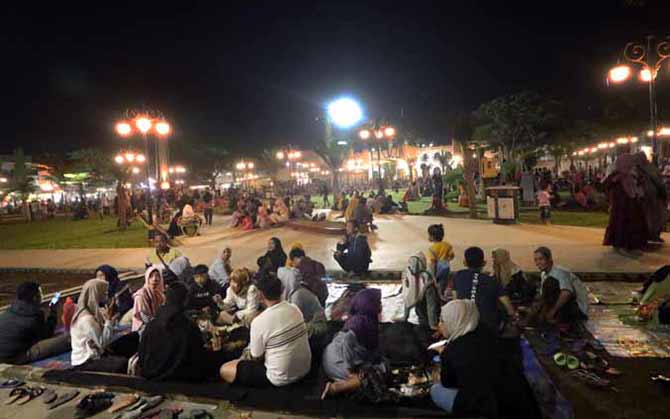 DESTINASI BARU: Pengunjung di Alun-alun Pasuruan saat malam hari. (Foto: M Zubaidillah/Jawa Pos Radar Bromo)