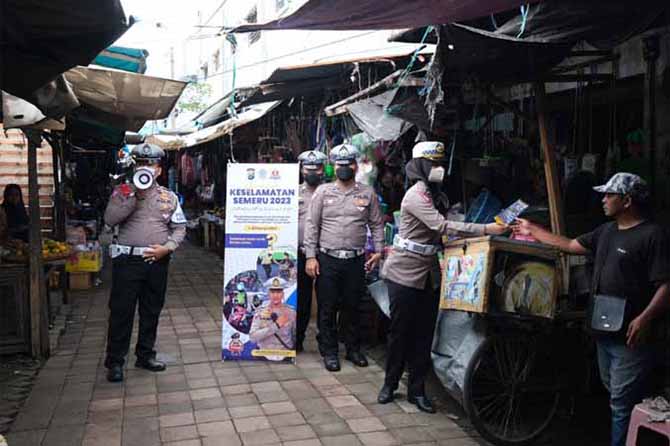 SOSIALISASI: Satlantas bersama jajaran mengimbau pada masyarakat di Pasar Besar, Rabu (8/2). (Foto: Satlantas Polres Pasuruan Kota for Jawa Pos Radar Bromo)
